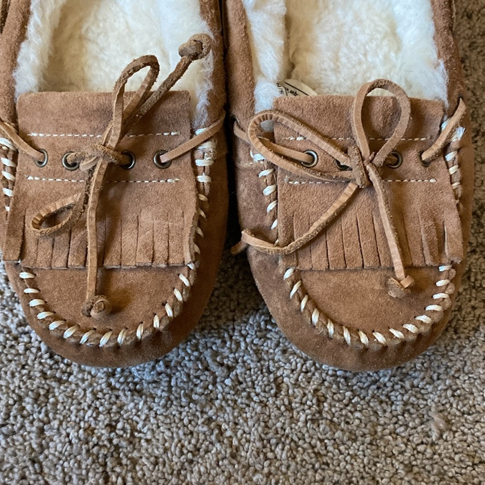 UGG women’s sizing tan slippers with tassels size 5 - Picture 5 of 7